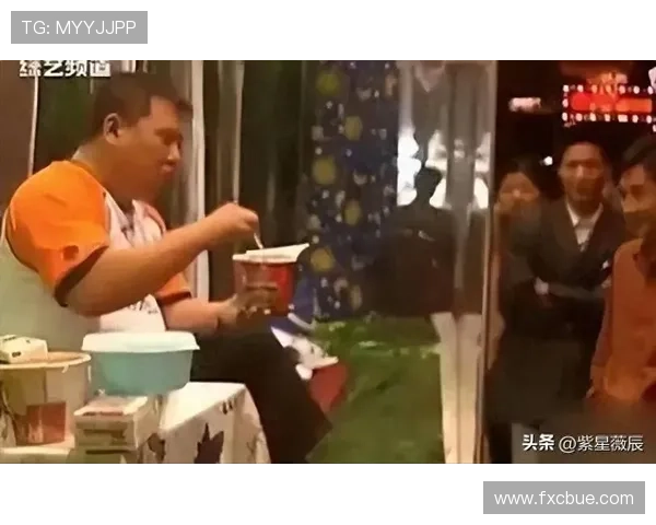 刷到庞伟家居照——一排名表像橱窗，桌上却摆着泡面杯，我笑岔气