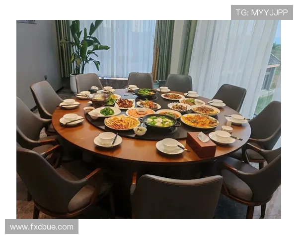 刷到鲍春来家宴照，整桌排场像请了私人厨师，我默默把工资单藏起来