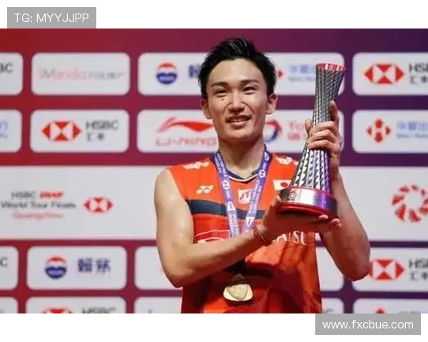 桃田贤斗赛场像战神，出门拎塑料袋等红绿灯那一刻太接地气