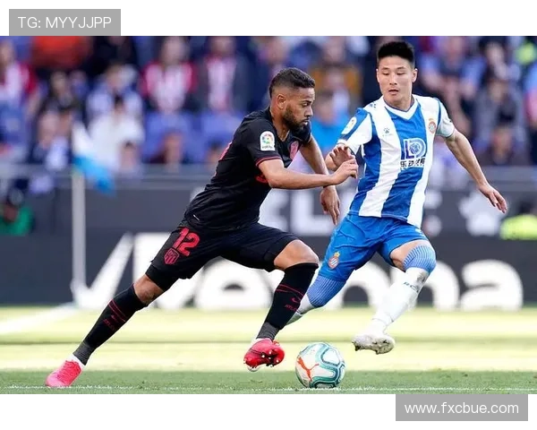 武磊在机场随手拎的那个行李牌，价格把我当场逼成穷人沈思录